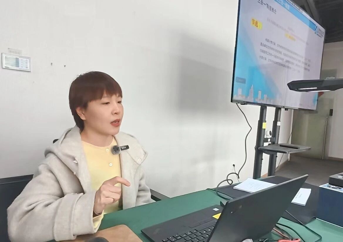 培训课堂座无虚席，员工认真听讲
