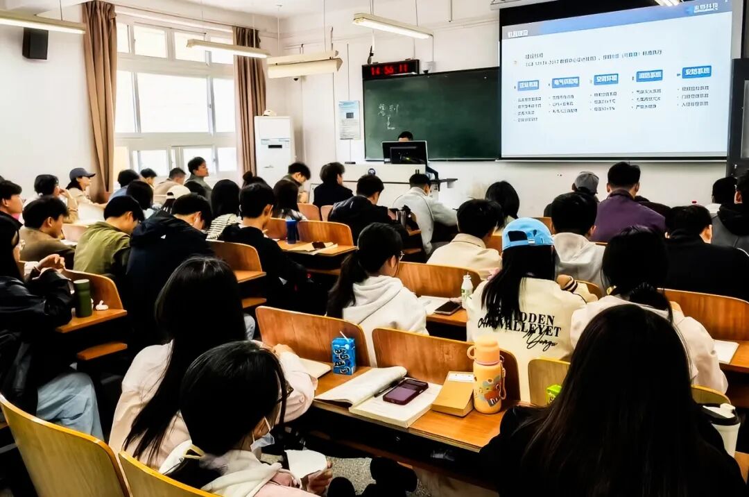 学子们专注聆听金档科技企业导师授课
