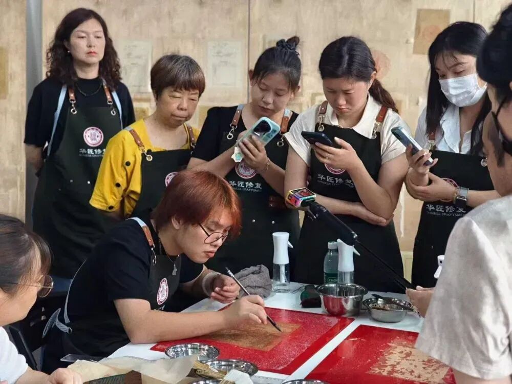 老师现场指导学员修复