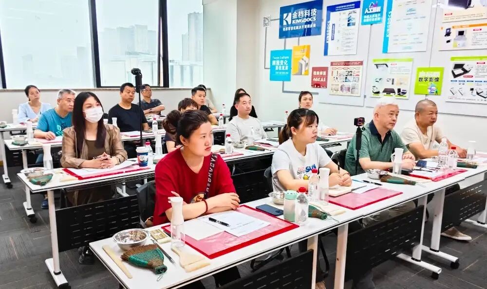 学员专注学习档案修复